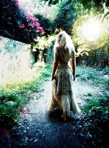 dziewczyna w ogrodzie